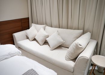 استديو بأثاث مريح وبسيط 