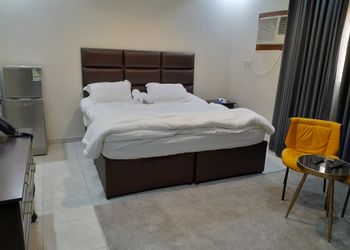استديو بأثاث مريح وبسيط 