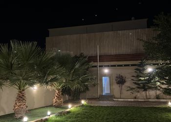 استراحة بمسطح اخضر وجلسه خارجيه