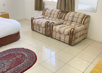 شقة بصالة وثلاث غرف نوم