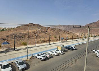 غرفة بسرير ماستر وجلسة جانبية