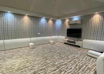 اسطبل بجلسات ومسطح اخضر