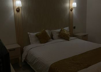 استديو بأثاث مريح وبسيط 