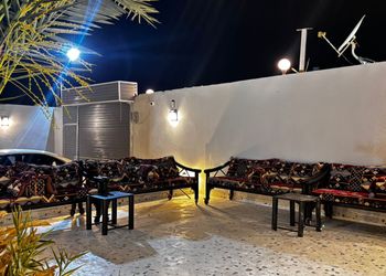 استراحة بجلسة خارجية ملعب كرة طائرة