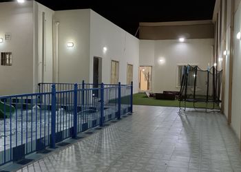 شاليه بألعاب مائية وصالة جلوس