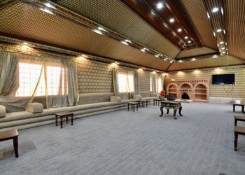 استراحة بملعب كرة طائرة وجلسة 