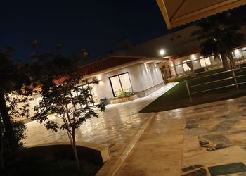 استراحة بمسطح اخضر وجلسه خارجيه