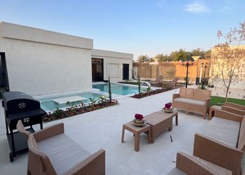 شاليه بصالة مطلة على المسبح 