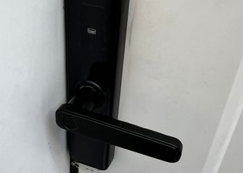 استديو بسرير ماستر وجلسه جانبيه
