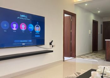 شقة بصالة جلوس وغرفتين نوم 