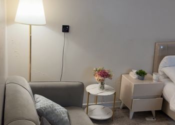 استديو بأثاث مريح وبسيط 