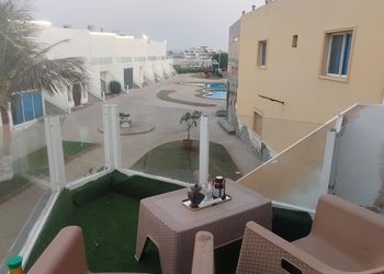 شقة بغرفة معيشة وغرفة نوم 