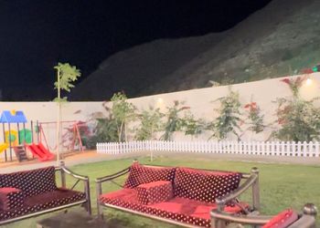 شاليه بمجلس مطل على المسبح 