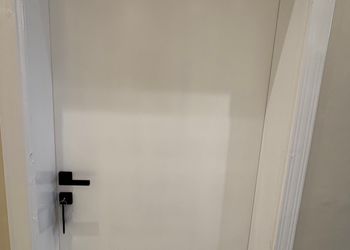استديو بأثاث مريح وبسيط 