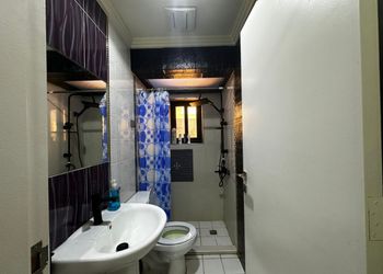 استديو بجلسة جانبية وركن قهوة 