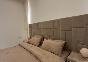 شاليه بمسطح اخضر وجلسة خارجية