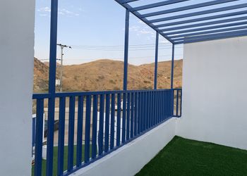 شاليه بجلسة خارجية وألعاب أطفال