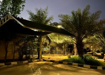 استراحة بجلسة مطلة على مسبح 
