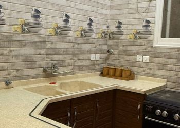 شاليه بمسطح اخضر وجلسة خارجية