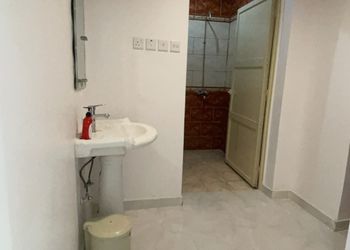 شاليه بمسطح اخضر وجلسة خارجية 