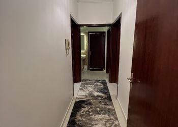 شقة بصالة انيقة وثلاث غرف نوم 