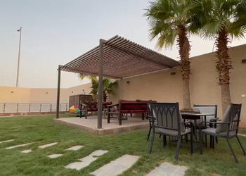 شاليه بمسطح اخضر ومسبح 