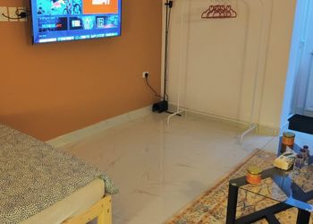 غرفة بأثاث مريح وبسيط 