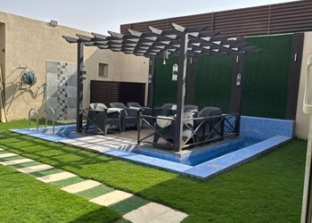 شاليه بمسبح ومسطح اخضر