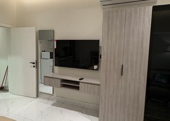 استديو بسرير مريح وأثاث بسيط
