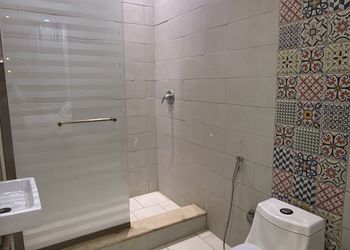 شاليه بمسبح ومسطح اخضر 