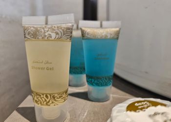 شقة بصالة وجلسة خارجية 