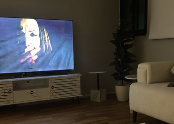 شقة بغرفة معيشة وغرفة نوم 