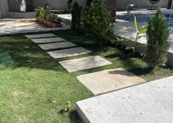 شاليه بجلسة تطل على مسبح خارجي 