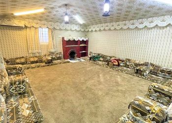 استراحة بجلسه مطله على مسطح اخضر 