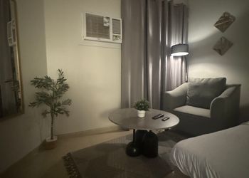 غرفة بسرير ماستر