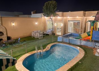 شاليه بمسطح اخضر وجلسة خارجية 