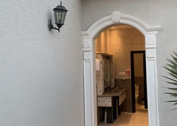 شاليه بمسطح اخضر وجلسة خارجية 
