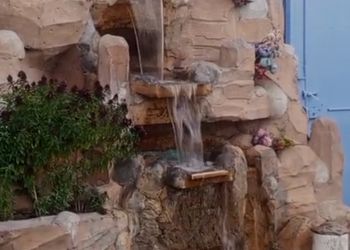 استراحة بإطلالة على مسبح وجبل