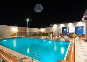 شاليه بمسطح اخضر ومسبح