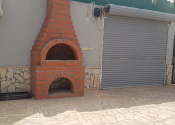 شاليه بمسطح اخضر ومسبح 
