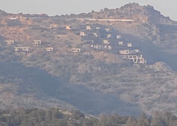 استراحة بمجلس وفناء خارجي 