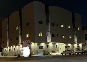 شقة بصالة أنيقة ودخول ذاتي 