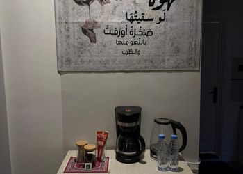 شقة بغرفة معيشة وغرفة نوم 