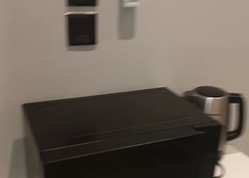 استديو بأثاث مريح وبسيط