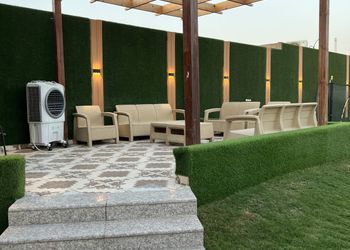 شاليه بمسطح اخضر وجلسة خارجية 