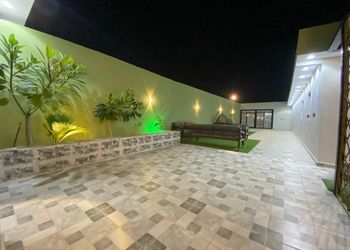 شاليه بجلسة خارجية ومسبح