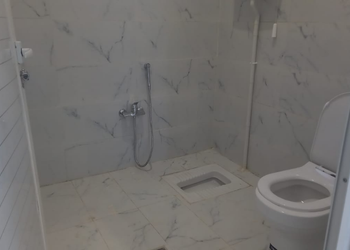 شقة بصالة ومسبح خارجي بجلسة خارجية