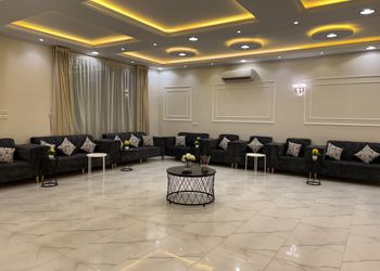 شاليه بجلسة خارجية على مسطح اخضر