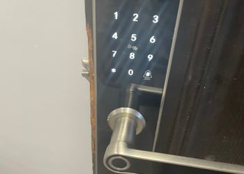 شقة بصالة أنيقة ودخول ذاتي