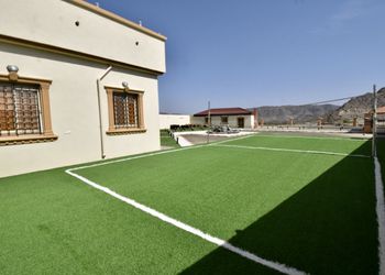 استراحة بملعب كرة طائرة وجلسة 